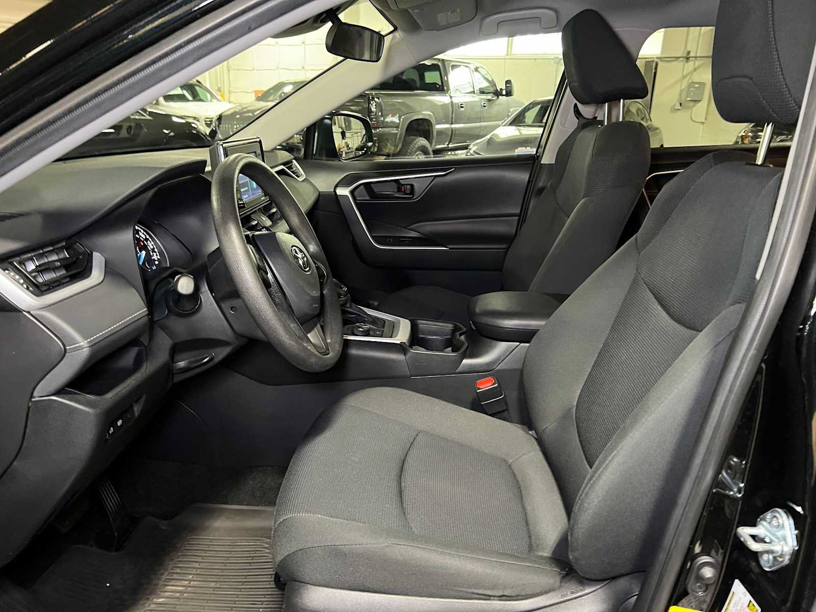Used 2021 Toyota RAV4 LE AWD/4WD image 22