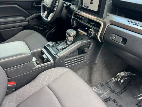 Certified 2025 Toyota Tacoma SR5 w/ SR5 Upgrade Package AWD/4WD image 15