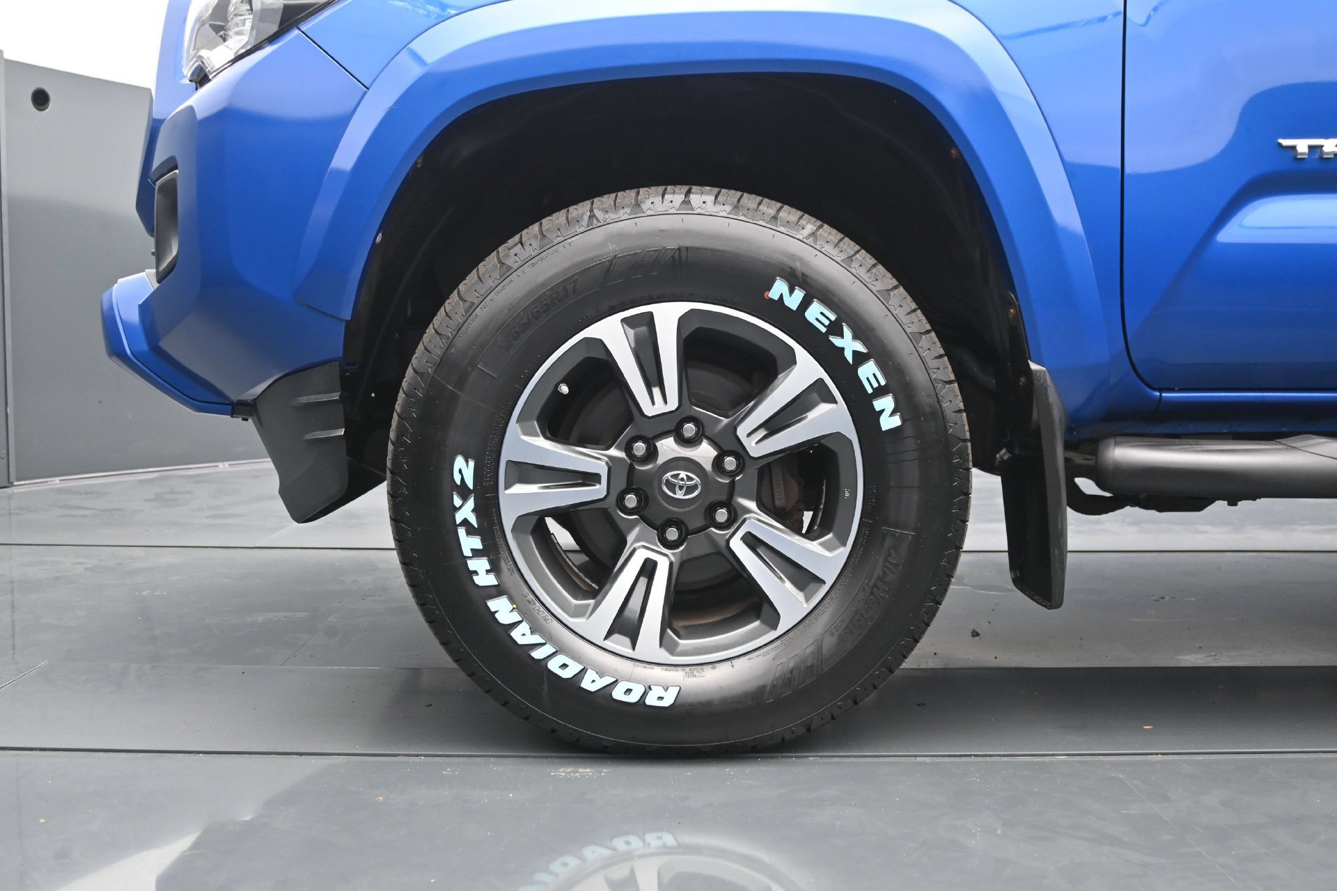 Used 2017 Toyota Tacoma TRD Sport w/ Premium & Technology Package AWD/4WD image 24