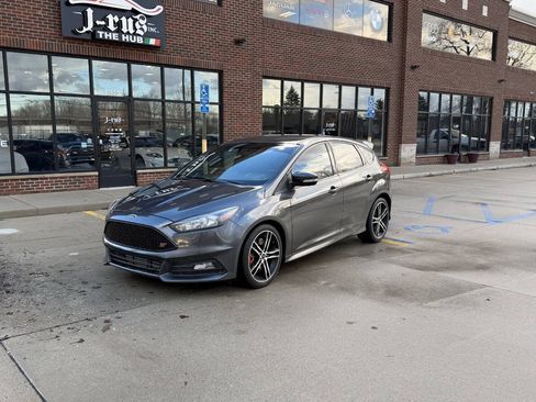 Used 2018 Ford Focus ST image 2