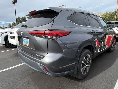 Used 2023 Toyota Highlander XLE AWD/4WD image 2