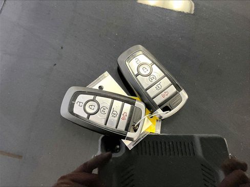 Used 2022 Ford Explorer XLT w/ Equipment Group 202A image 9