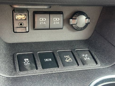 Used 2017 Toyota Highlander XLE AWD/4WD image 23