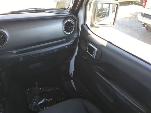 Used 2022 Jeep Wrangler Unlimited Sport image 17