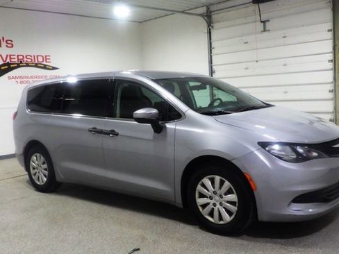Used 2019 Chrysler Pacifica L FWD image 5