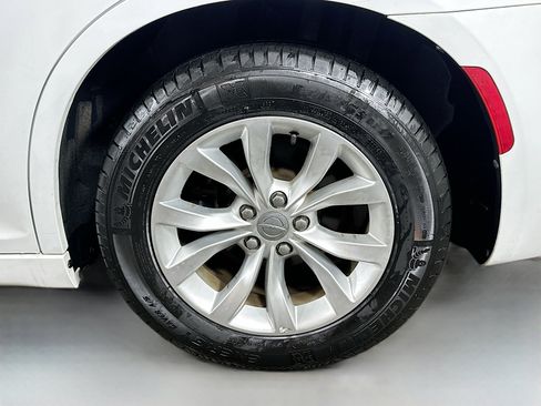 Used 2016 Chrysler 300 Limited image 29