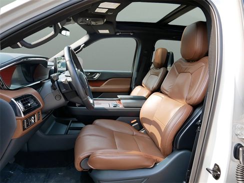 Used 2024 Lincoln Navigator Reserve image 10