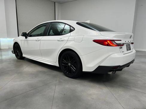Used 2025 Toyota Camry SE image 5