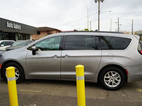 Used 2021 Chrysler Voyager Lxi FWD image 2