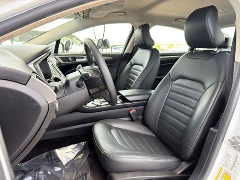 Used 2018 Ford Fusion SE w/ Equipment Group 602A FWD image 15