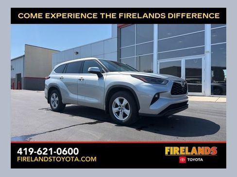 Used 2022 Toyota Highlander LE AWD/4WD image 1