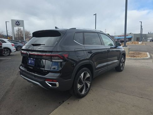 Certified 2025 Volkswagen Taos SE image 7