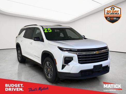 Used 2025 Chevrolet Traverse LT FWD image 1
