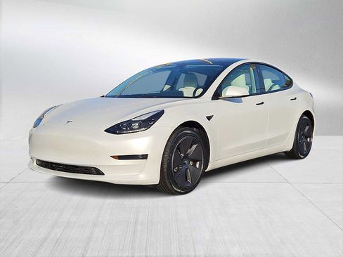Used 2023 Tesla Model 3 Standard Range image 4