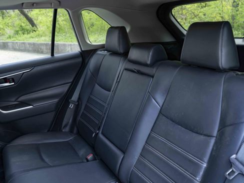 Used 2019 Toyota RAV4 XLE Premium image 18