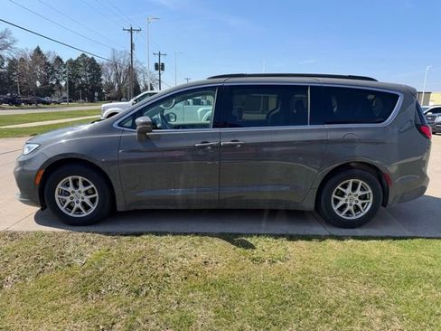 Used 2022 Chrysler Pacifica Touring-L image 4