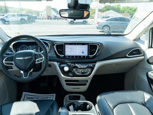 Certified 2024 Chrysler Pacifica Touring-L FWD image 30