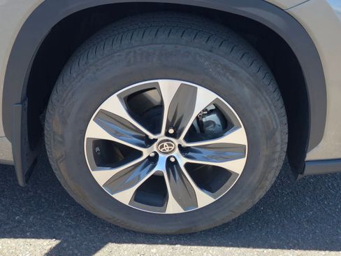 Used 2025 Toyota Highlander XLE image 11