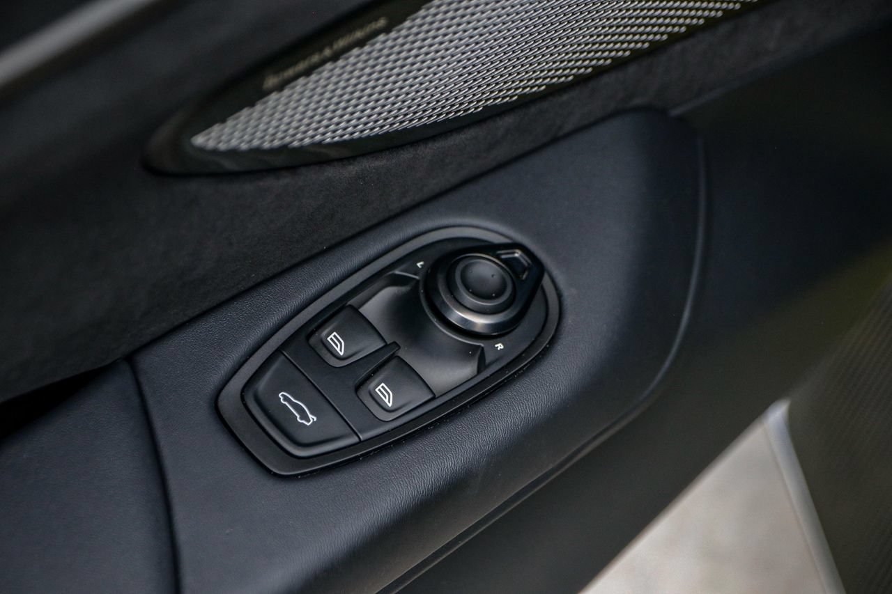 Used 2025 Aston Martin V8 Vantage Coupe RWD image 32