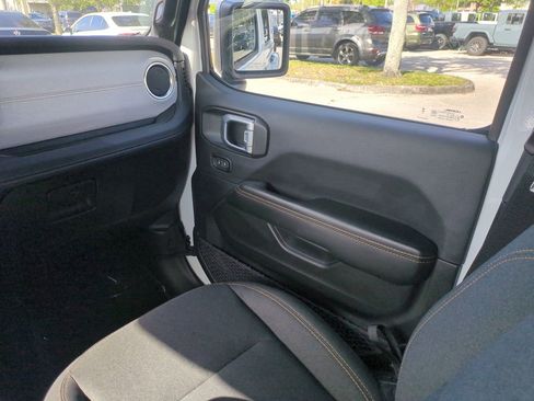 Used 2025 Jeep Wrangler Unlimited Sahara w/ Safety Group AWD/4WD image 18