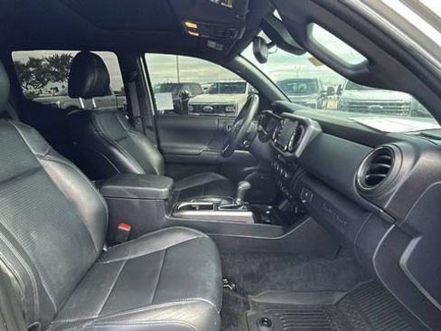 Used 2023 Toyota Tacoma TRD Off-Road w/ TRD Premium Off Road Package AWD/4WD image 11