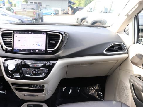 Used 2024 Chrysler Pacifica Touring-L FWD image 20