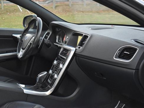 Used 2016 Volvo S60 T5 R-Design image 17