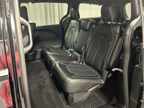 Used 2025 Chrysler Pacifica Select w/ Uconnect Theater Family Group FWD image 24