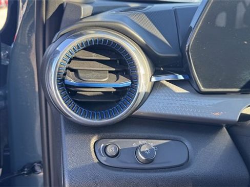 Used 2025 Chevrolet Trax LT image 23