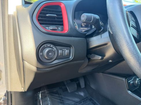 Used 2022 Jeep Renegade Trailhawk AWD/4WD image 19