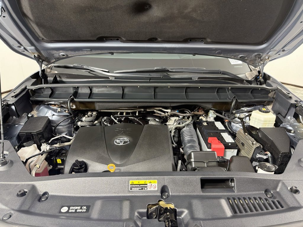 Used 2021 Toyota Highlander XLE AWD/4WD image 32