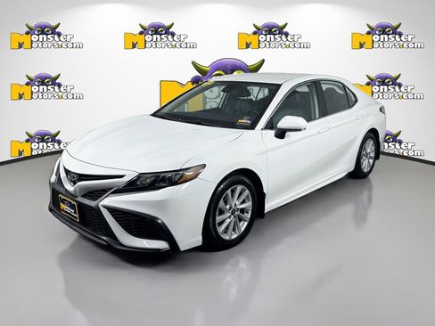 Used 2022 Toyota Camry SE image 1