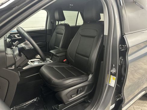 Used 2023 Ford Explorer XLT w/ Equipment Group 202A image 4