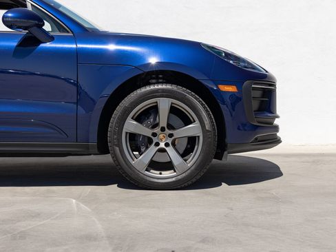 Certified 2025 Porsche Macan AWD/4WD image 11