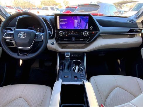 Used 2023 Toyota Highlander Limited image 16