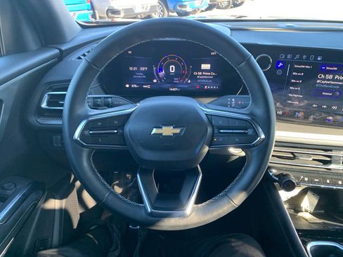 Used 2025 Chevrolet Traverse LT image 16