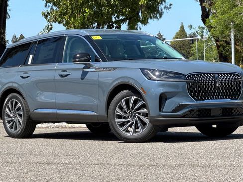 New 2026 Lincoln Aviator 2WD image 2