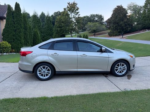 Used 2018 Ford Focus SE FWD image 5