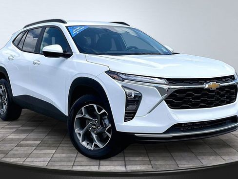 New 2026 Chevrolet Trax LT FWD image 2