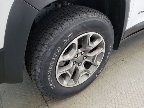 Used 2022 Jeep Cherokee Trailhawk AWD/4WD image 31