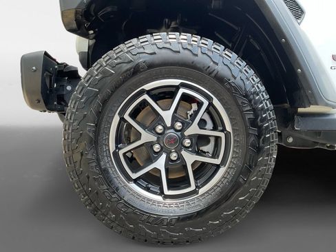 Used 2024 Jeep Gladiator Rubicon w/ Technology Group AWD/4WD image 15