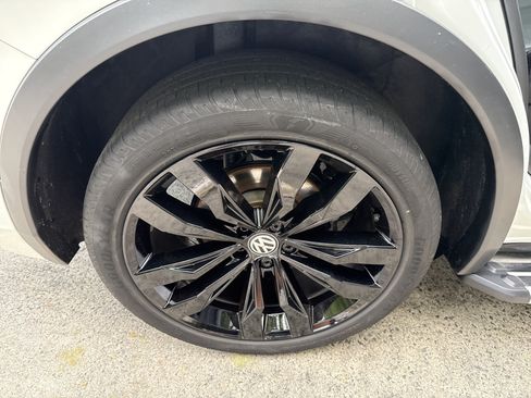 Used 2020 Volkswagen Tiguan SE R-Line FWD image 17