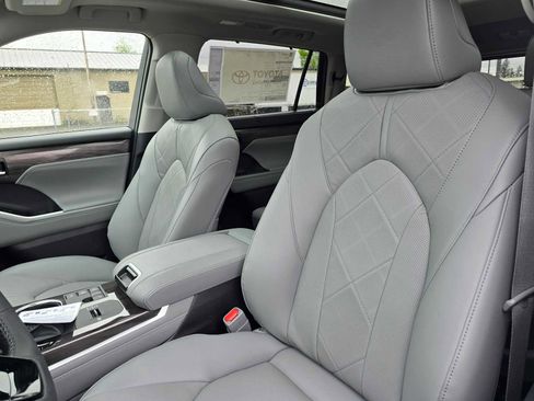 New 2026 Toyota Highlander Platinum AWD/4WD image 24