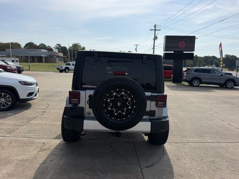 Used 2014 Jeep Wrangler Unlimited Sahara w/ Connectivity Group AWD/4WD image 7
