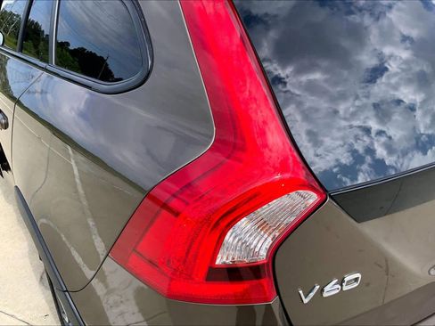 Used 2017 Volvo V60 T5 Cross Country AWD/4WD image 28