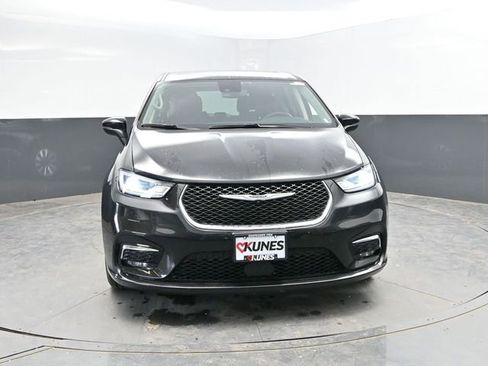 Used 2023 Chrysler Pacifica Touring-L FWD image 2