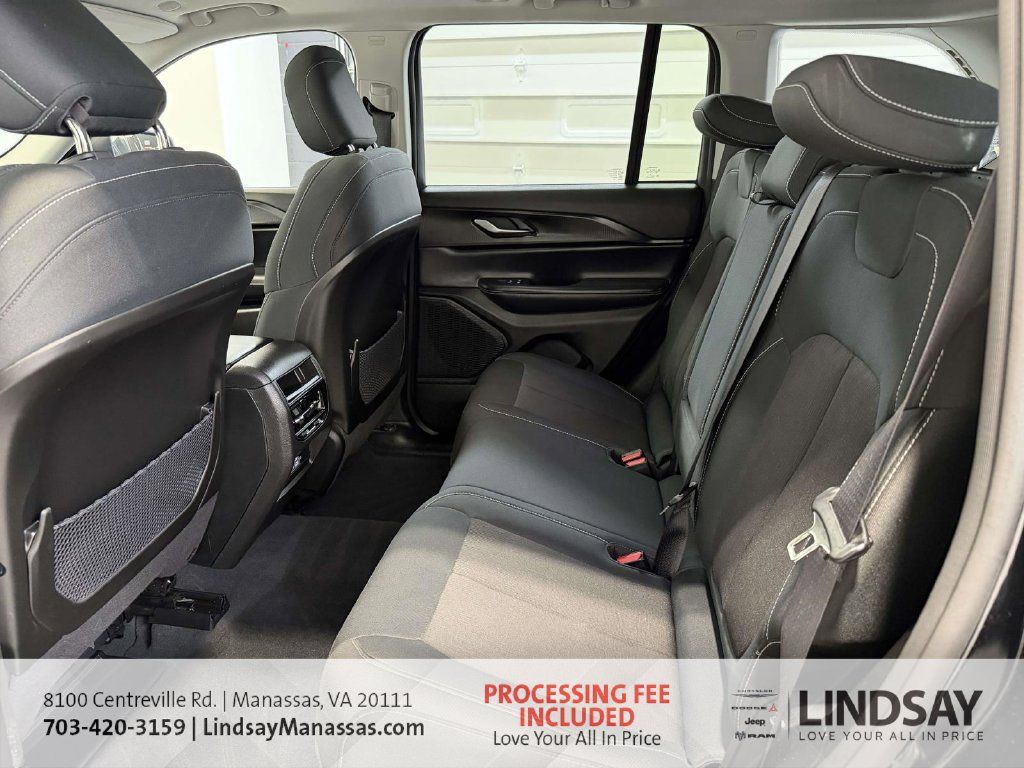 Used 2023 Jeep Grand Cherokee Laredo AWD/4WD image 18
