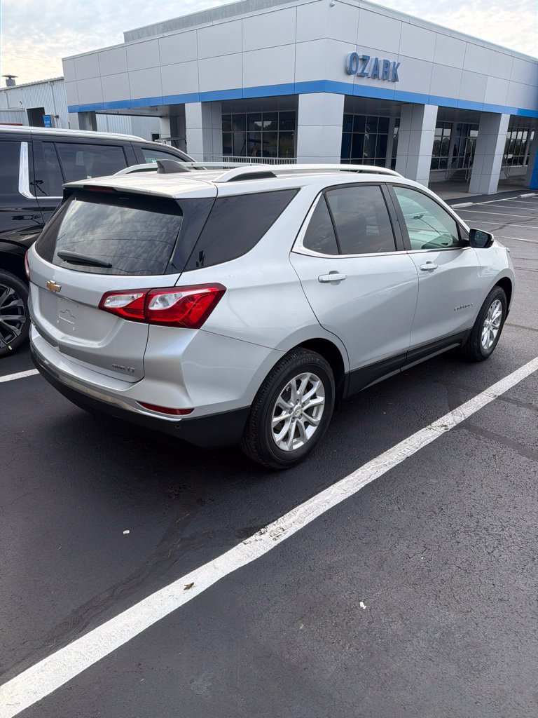 Used 2018 Chevrolet Equinox LT w/ Sun & Infotainment Package AWD/4WD image 3