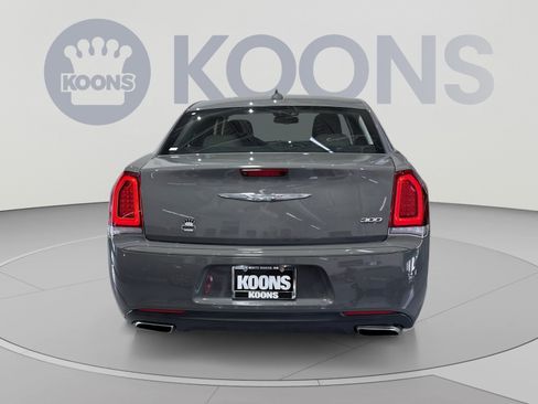 Used 2019 Chrysler 300 Touring w/ Sport Appearance Package RWD image 10