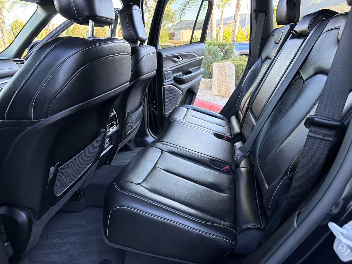 Used 2024 Jeep Grand Cherokee Limited w/ Black Appearance Package RWD image 28